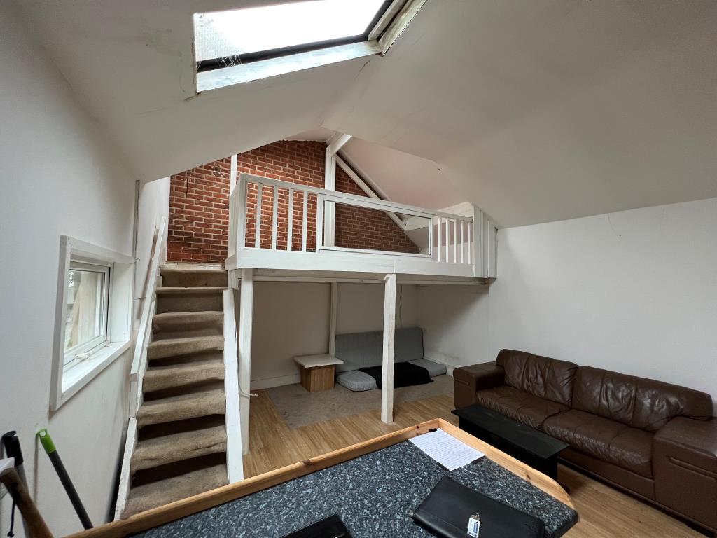 Lot: 44 - FREEHOLD STUDIO FLAT FOR INVESTMENT -